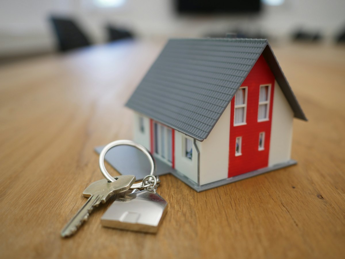 Llaves junto a una casa de juguete sobre una mesa